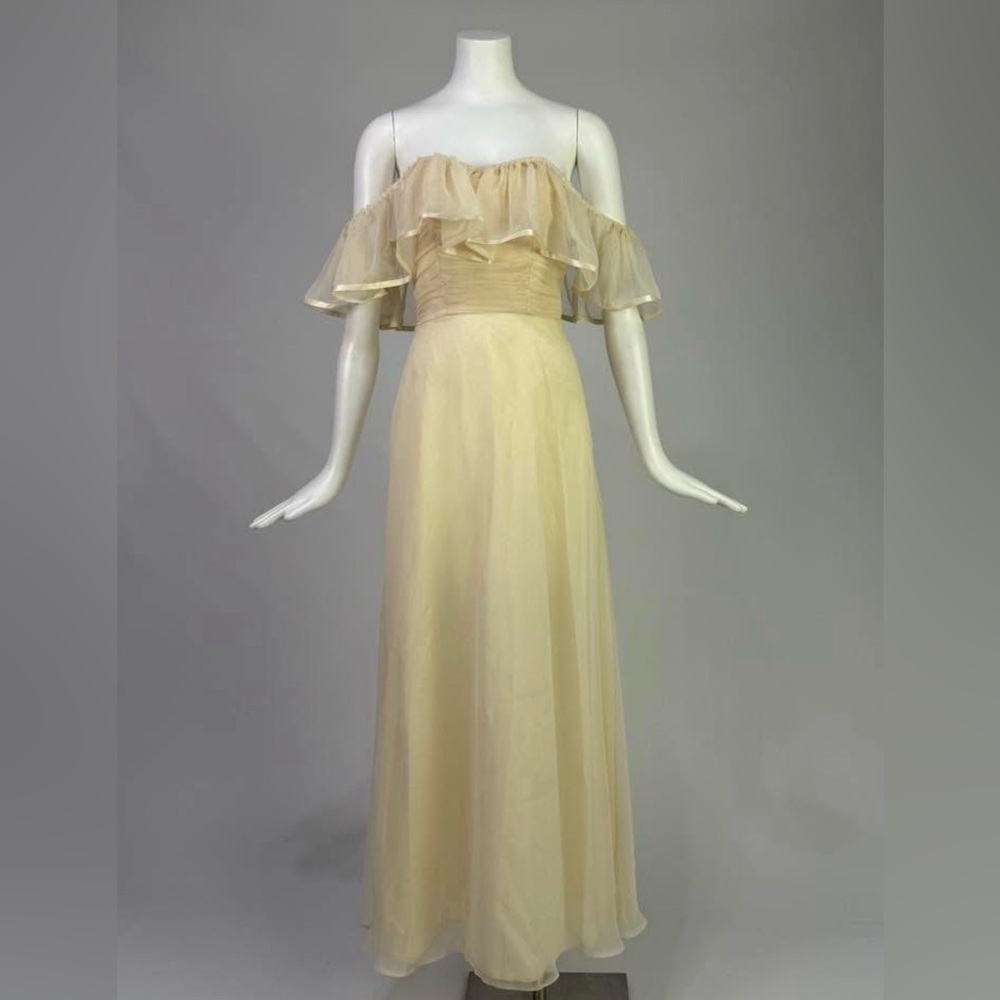 Vintage 1970s Off-Shoulder Ruffle Neckline Ruched Bodice Chiffon Wedding Dress S